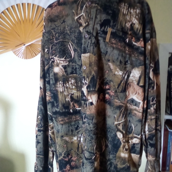 Camo deer print collared button up - Picture 2 of 9